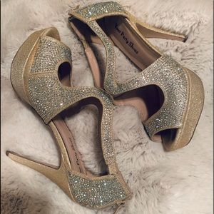 Price drop!! Platform heels. Champagne gold with iridescent beading. Size 8 1/2.